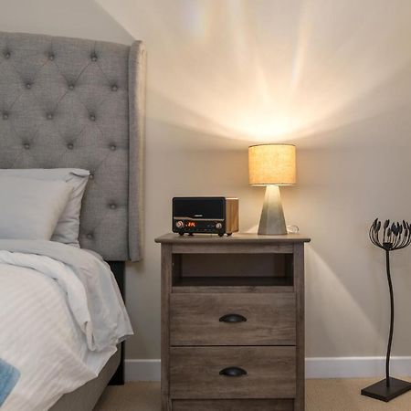 Rustic Modern 2 Bed 2 Bath With Lakeview Pool And Hot Tub Invermere Kültér fotó