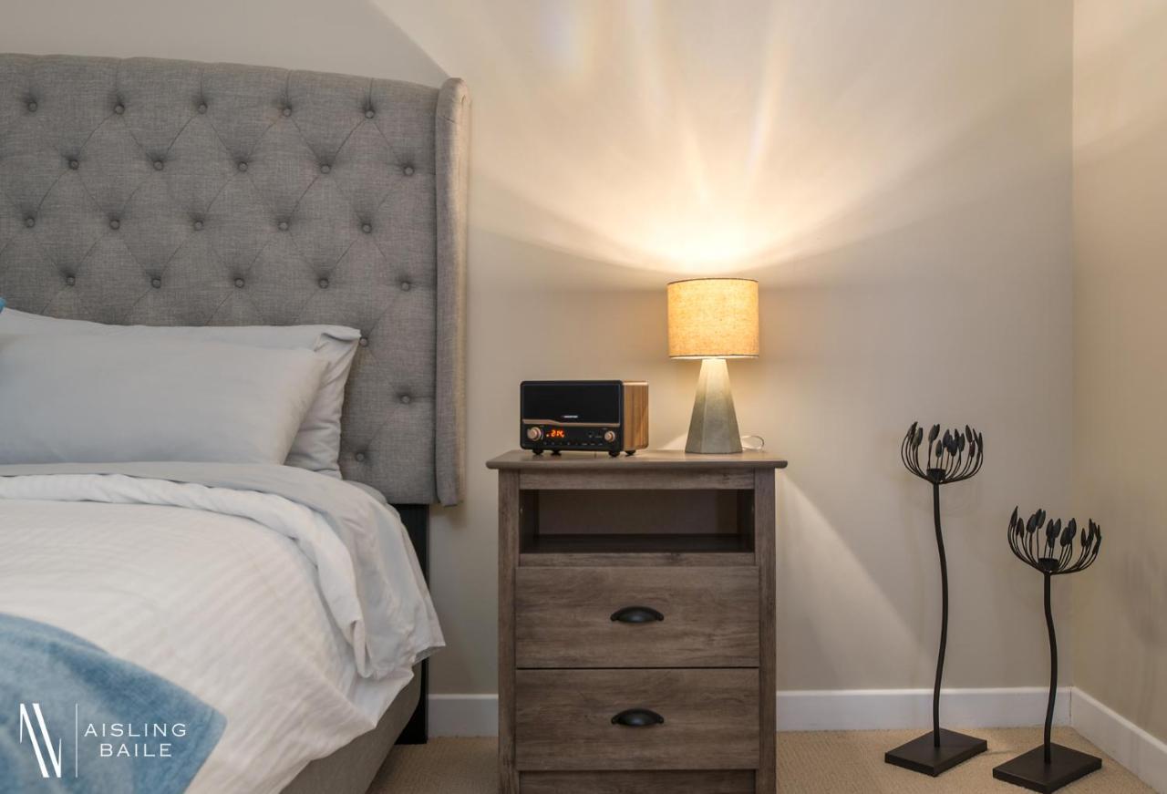 Rustic Modern 2 Bed 2 Bath With Lakeview Pool And Hot Tub Invermere Kültér fotó