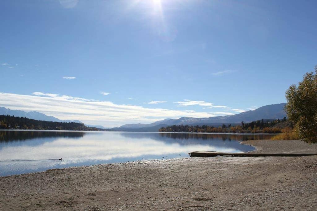 Rustic Modern 2 Bed 2 Bath With Lakeview Pool And Hot Tub Invermere Kültér fotó