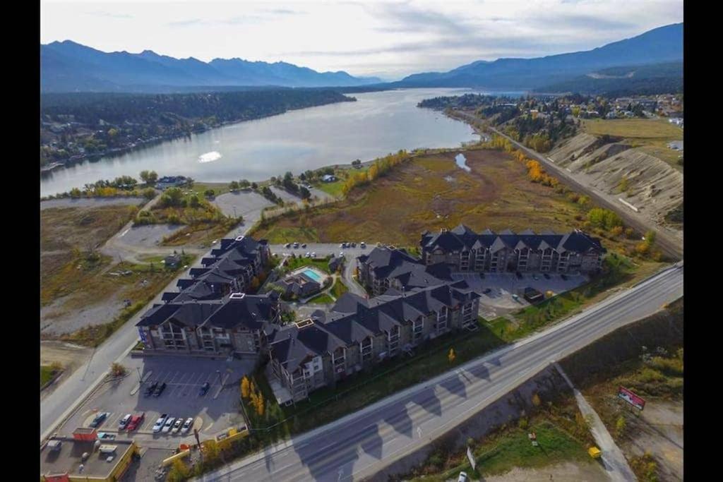 Rustic Modern 2 Bed 2 Bath With Lakeview Pool And Hot Tub Invermere Kültér fotó