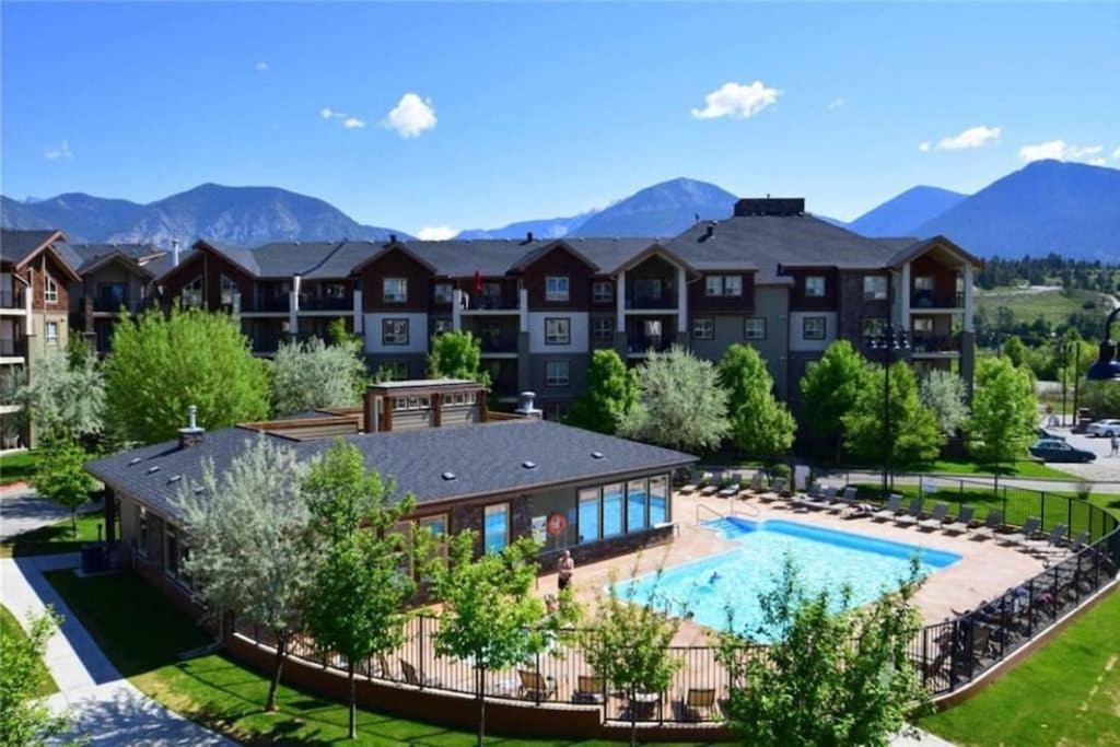 Rustic Modern 2 Bed 2 Bath With Lakeview Pool And Hot Tub Invermere Kültér fotó