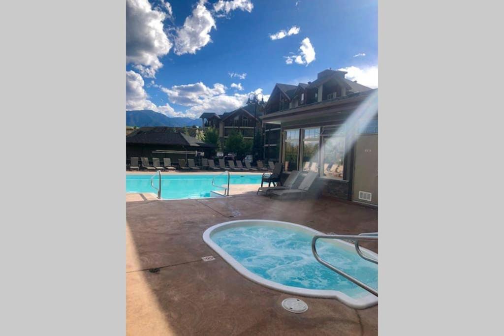 Rustic Modern 2 Bed 2 Bath With Lakeview Pool And Hot Tub Invermere Kültér fotó